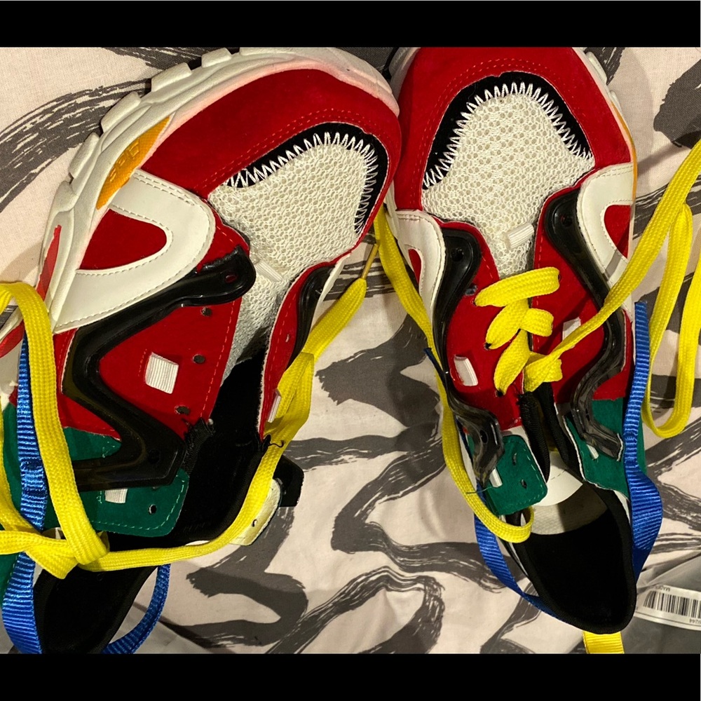 Worn once don’t really have anything to go with them they are in great condition